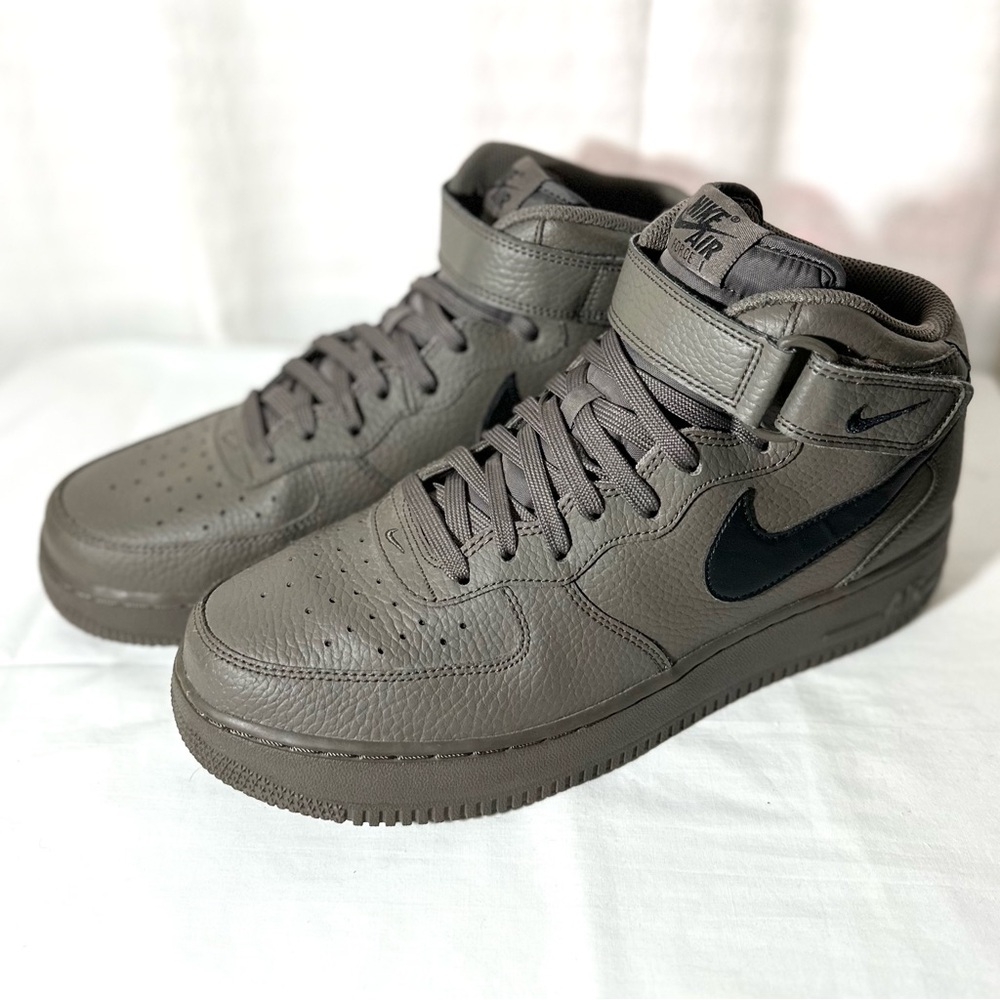 AIR FORCE 1 MID '07 'RIDGEROCK'
Never Worn